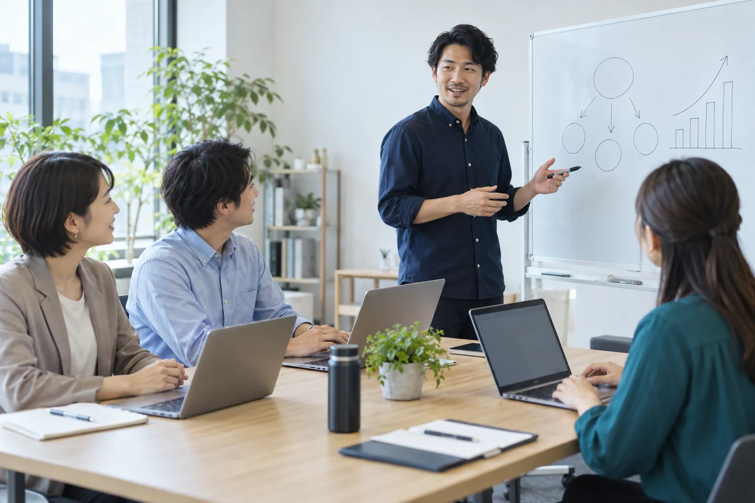 研修で説明する様子のイメージ